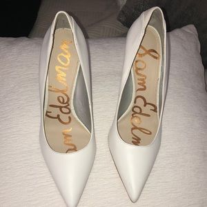White high heel pump